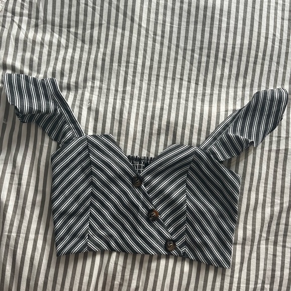 Crop top with ruffle sleeve - Picture 1 of 5